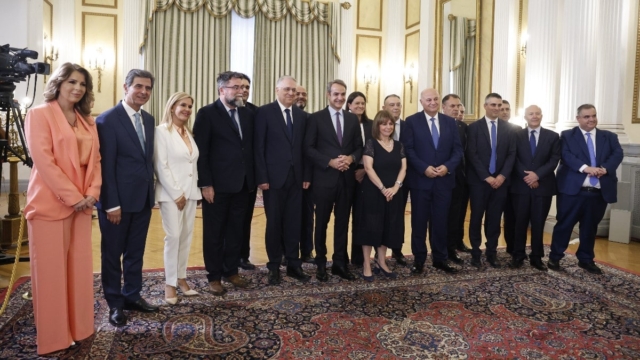 Ορκίστηκαν τα νέα μέλη της κυβέρνησης: Το κρυφό μήνυμα πίσω από τον ανασχηματισμό του Κυριάκου Μητσοτάκη