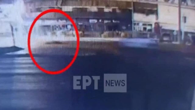 Λ. Αθηνών: Σοκάρει νέο βίντεο ντοκουμέντο με το ΙΧ που παρασύρει και εγκαταλείπει τη 17χρονη – 23’’ μετά δεύτερο αυτοκίνητο πέρασε από πάνω της (video)