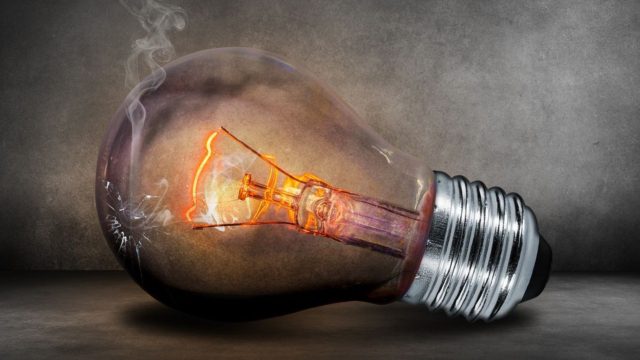 «Τσουχτεροί» λογαριασμοί για καταναλωτές με πράσινα – κίτρινα τιμολόγια ρεύματος (video)
