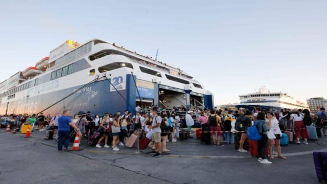 «Φωτιά» τα λιμάνια της Αττικής: Ξεκινάνε οι αποδράσεις για το τριήμερο του Αγίου Πνεύματος