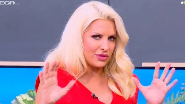 Η Ελένη Μενεγάκη ομολόγησε αυτό που δε θα περιμέναμε ποτέ: «Έφαγα χωρίς ντροπή, δεν χωράει άλλα η κοιλίτσα μου»