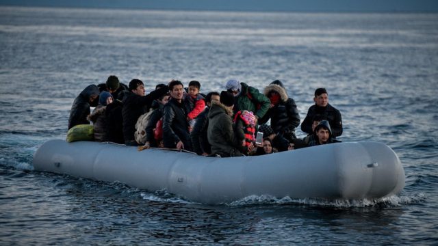 «Ξεμπρόστιασμα» από βρετανικά ΜΜΕ για τα pushbacks στο Αιγαίο – «Το ελληνικό λιμενικό πετάει μετανάστες στη θάλασσα» (video)