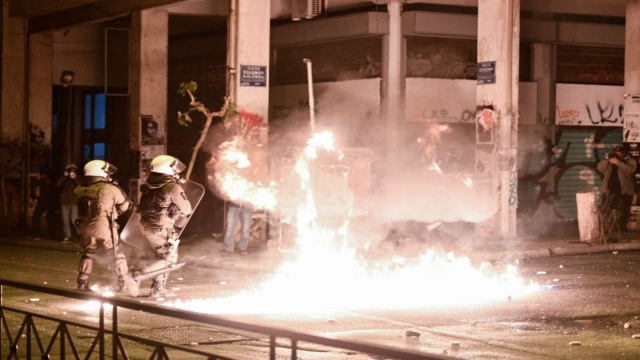 Επεισόδια τα ξημερώματα στα Εξάρχεια – Τρεις τραυματίες αστυνομικοί και 22 προσαγωγές