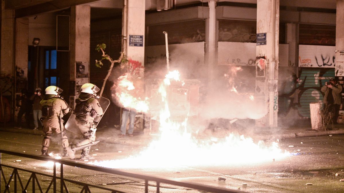 Επεισόδια τα ξημερώματα στα Εξάρχεια – Τρεις τραυματίες αστυνομικοί και 22 προσαγωγές