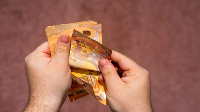 Τέλος τα μετρητά στις συναλλαγές μας ‑ Το πρόστιμο αν πληρώσετε μετρητοίς