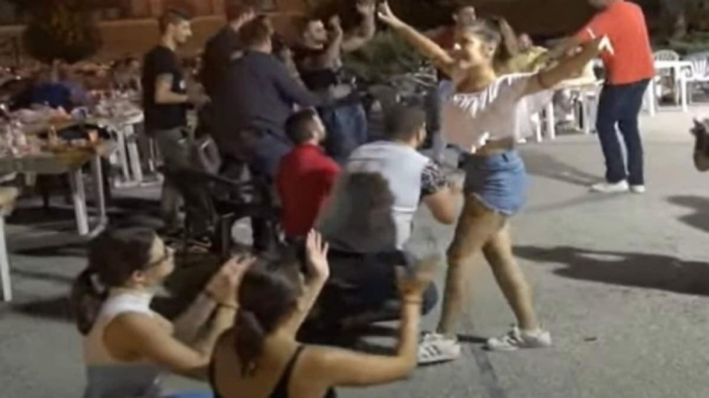 Όλοι οι άντρες γονάτισαν για πάρτη της – Νεαρή κοπέλα τρέλανε κόσμο με το μαγκιόρικο ζεϊμπέκικό της!