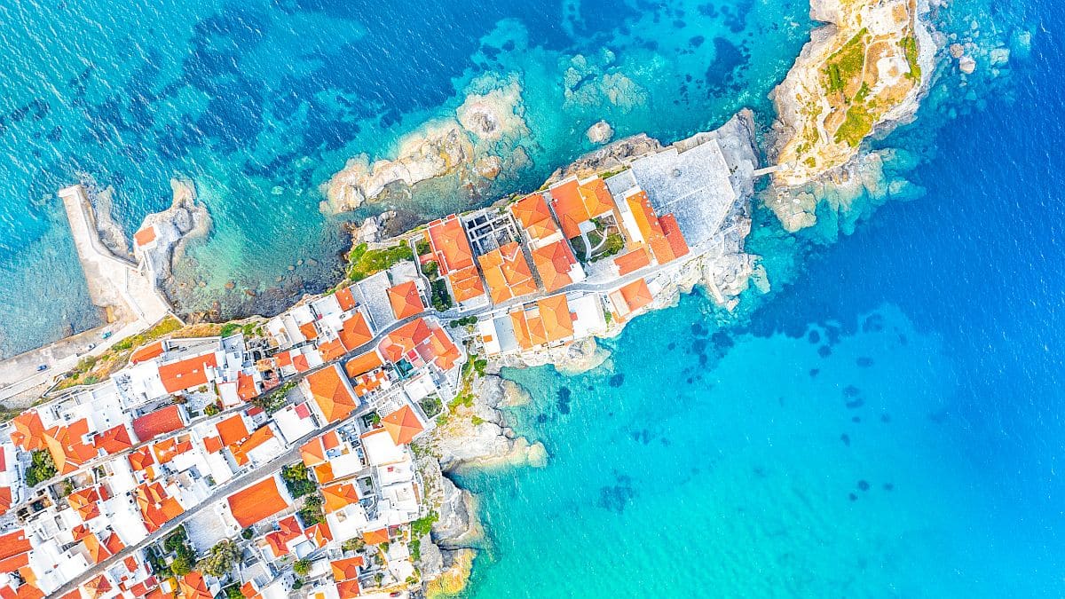 Τα 6 καλύτερα νησιά για διακοπές εκτός σεζόν σύμφωνα με τους Βρετανούς – Αποθέωση για το «καλά κρυμμένο πετράδι του Αιγαίου»