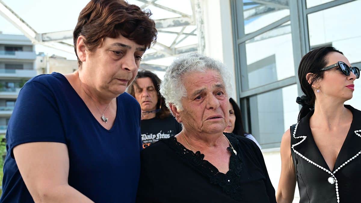 «Ξαναζούμε όσα ζήσαμε τότε»: Στο δικαστήριο η μάνα κι η αδερφή του Γιώργου Καραϊβάζ