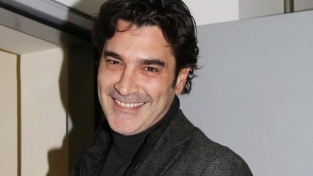 Χριστόφορος Παπακαλιάτης: Σπάνιες φωτογραφίες με τον πατέρα και τον αδερφό του – Στη Σαντορίνη για το τριήμερο του Αγίου Πνεύματος