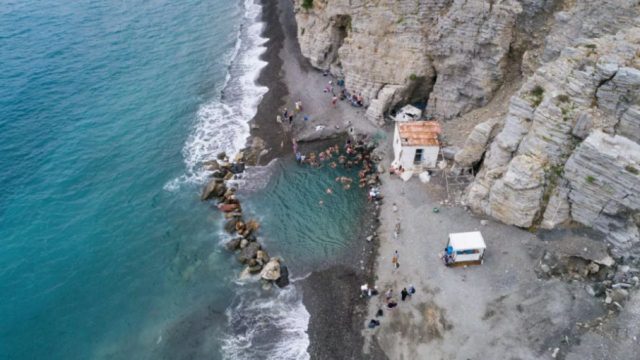 «Επίγειος παράδεισος»: Η μυστική παραλία με τα κρυστάλλινα νερά και τις ιαματικές πηγές
