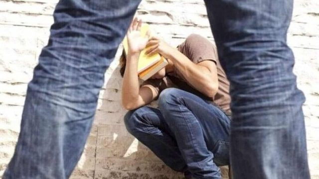 Βγήκε αιμόφυρτος στην πλατεία να σωθεί: 15χρονος αποκάλυψε πως είναι γκέι και τον ξυλοκόπησε ο πατέρας του