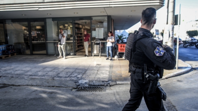 Καρτέρι θανάτου είχε στήσει ο πιστολέρο του Πειραιά – «Δε μου άρεσε εκεί που καθόταν, ζήτησε από μια κοπέλα να…» (video)