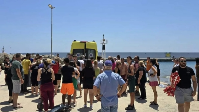 Ανείπωτος θρήνος στην Κρήτη για τον μικρό Νικόλα: «Βρέθηκε να επιπλέει στη θάλασσα» – Πώς έγινε η τραγωδία