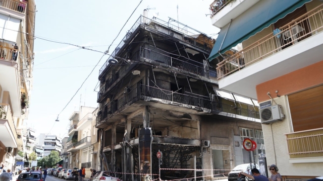 Σοκ στο Παγκράτι: Εξερράγη εκρηκτικός μηχανισμός σε είσοδο πολυκατοικίας – Προκλήθηκαν υλικές ζημιές