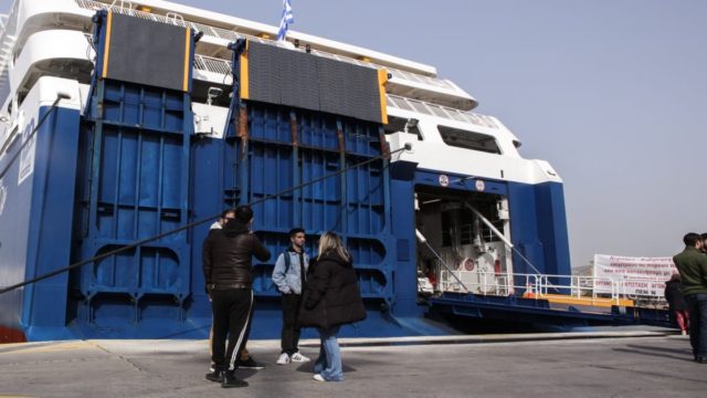 Πανικός στη Φολέγανδρο: Πλοίο προσέκρουσε στον φάρο του λιμανιού – Πέντε τραυματίες
