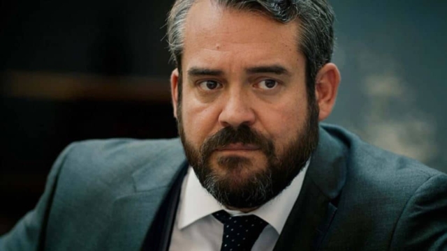 Ψυχοκόρες (4/6): Τον βρίσκουν νεκρό στο γραφείο του – Τον πυροβολεί από ανοιχτό παράθυρο και παθαίνει