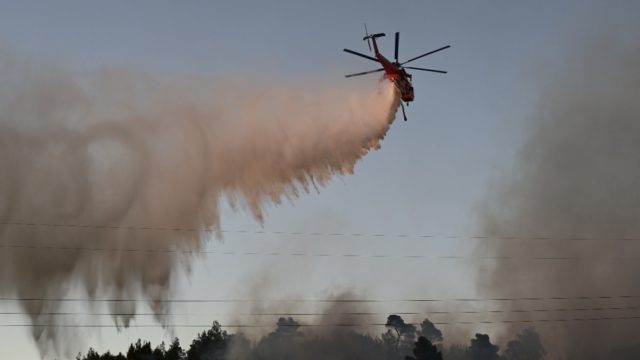 Πυρκαγιές στην Αττική: Χωρίς ενεργό μέτωπο στη Σταμάτα, «μάχη» με τις αναζωπυρώσεις στην Κερατέα