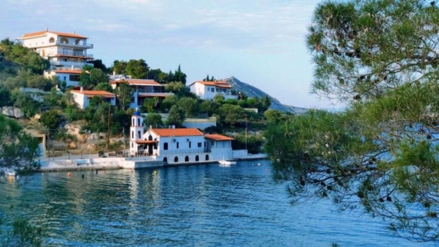 Αν μένετε στην Αθήνα, ψηφίζετε και μετά φτάνετε σε 15 λεπτά: Το οικονομικό νησί μια ανάσα από την πρωτεύουσα που λίγοι σκέφτονται και γίνεται προσωπικός παράδεισος για μία μέρα