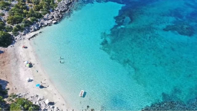 Ποια εξωτικά νησιά και παραλίες; Αυτός ο ελληνικός προορισμός έχει 1 μόνο παραλία που θα σε ταξιδέψει – Το ψάχνουν όλοι
