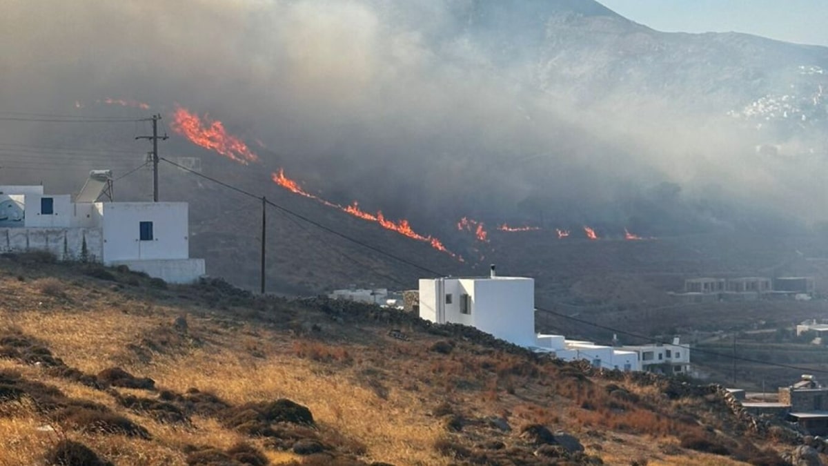 Φωτιά στη Σέριφο: Μήνυμα από το 112 στους κατοίκους δύο περιοχών – Εκκενώθηκε οικισμός