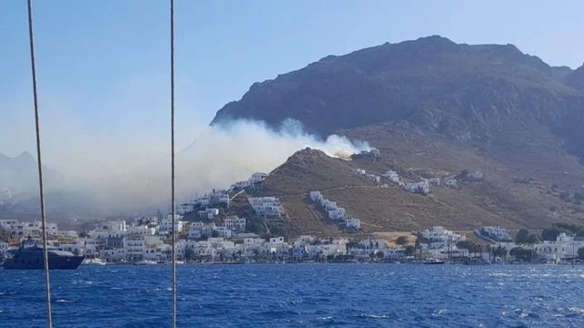 Ανεξέλεγκτη η πυρκαγιά στη Σέριφο: Μπαράζ μηνυμάτων από το 112 στους κατοίκους – Εκκενώνονται άλλοι 2 οικισμοί