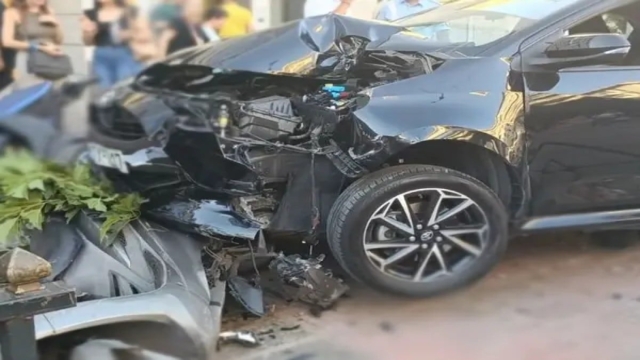 Σοκαριστικό τροχαίο στην Κηφισίας: Αμάξι καβάλησε κράσπεδο και παρέσυρε πεζούς δίπλα σε στάση λεωφορείου (video)