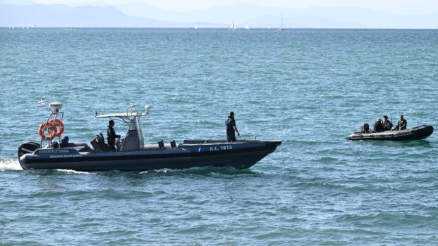 Θρίλερ στον Μαραθώνα: Εντοπίστηκε πτώμα να επιπλέει στη θάλασσα με βαρίδι 10 κιλών στο πόδι