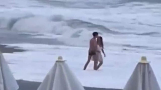 Θρίλερ: Η στιγμή που τα ορμητικά κύματα «καταπίνουν» 20χρονη – Την αναζητούν εδώ και τρία 24ωρα (video)