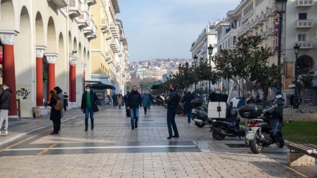 Αγίου Πνεύματος: Κλειστά τα εμπορικά καταστήματα σε Θεσσαλονίκη και Πάτρα