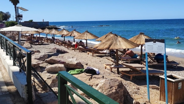 «Τσουρουφλάει» η τιμή της ξαπλώστρας: Πόσο κοστίζει στην Αττική – Μπάνιο από… χρυσό στις οργανωμένες παραλίες (video)