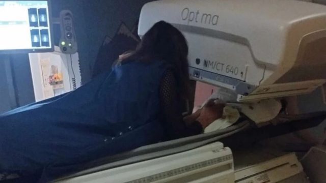 Ραγίζει καρδιές ακτινολόγος στο «Ελπίδα»: Μπήκε αγκαλιά με εγκαταλελειμμένο βρέφος στον αξονικό τομογράφο!