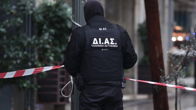 Συναγερμός στο κέντρο της Αθήνας για ύποπτη βαλίτσα – Κλειστή η Καραγιώργη Σερβίας