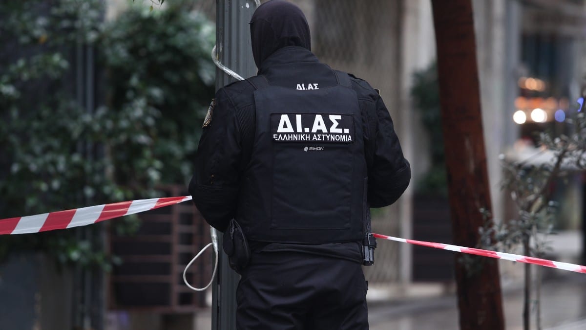 Συναγερμός στο κέντρο της Αθήνας για ύποπτη βαλίτσα – Κλειστή η Καραγιώργη Σερβίας
