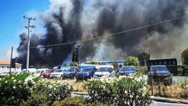 Φλέγεται η Βάρης – Κορωπίου: Εντολή εκκένωσης σε Κίτσι και Λαμπρικά – Κοντά σε εργοστάσια και σπίτια οι φλόγες