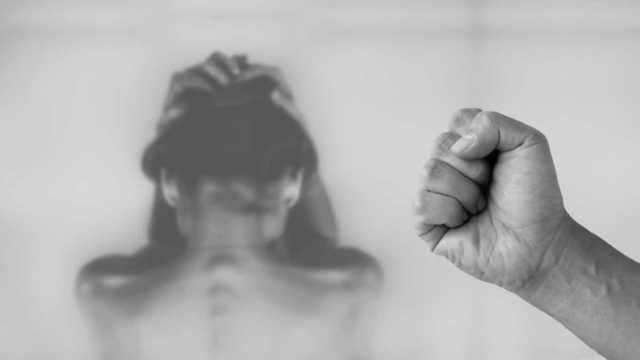 Αίσχος στα Φιλιατρά: 46χρονος χτύπησε με σιδέρενιο λοστό την 25χρονη σύντροφό του
