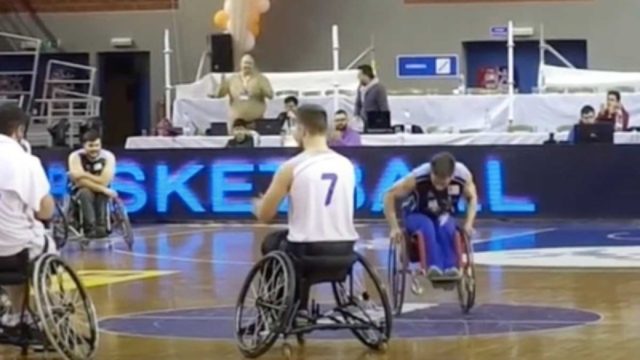 Μεγαλείο ψυχής: Χορεύει στο αναπηρικό του αμαξίδιο το πιο συγκινητικό ζεϊμπέκικο (video)