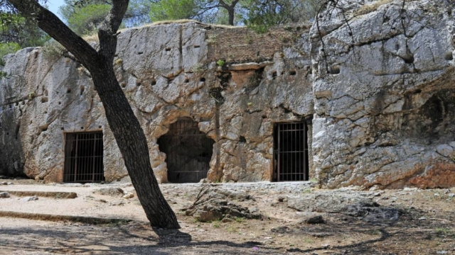 Έχετε επισκεφτεί τη Φυλακή του Σωκράτη στο κέντρο της Αθήνας; Η ιστορία και το σημείο