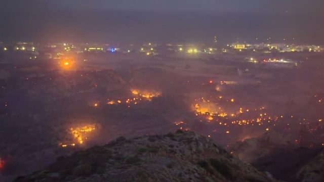 Εκκενώσεις σπιτιών και ξενοδοχείων στην Κω, μία σύλληψη για την φωτιά στη Χίο – Τραυματίες 5 πυροσβέστες και 1 εθελοντής