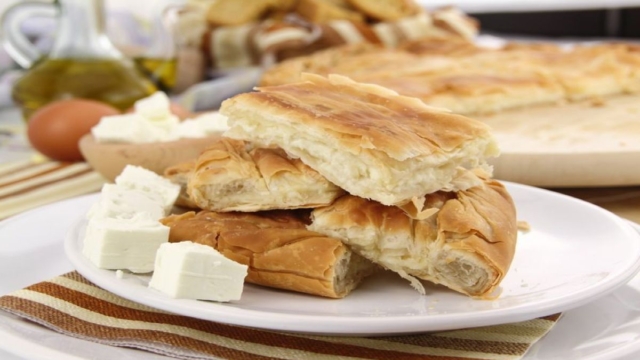 Τυρόπιτα πειρασμός: Μια συνταγή από την Αργυρώ Μπαρμπαρίγου που «λιώνει» στο στόμα