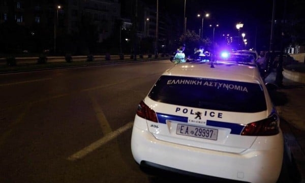 Πλατεία Βικτωρίας: Καρέ – καρέ η άγρια επίθεση του πεθερού στον γαμπρό του – Τον κλωτσούσε ακόμα και όταν ήταν αιμόφυρτος (video)