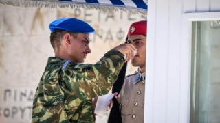 Η φωτογραφία της ημέρας: Ήρωες μέσα στον καύσωνα