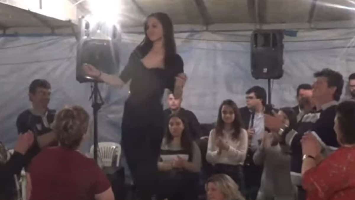 Σήκωσε την μπλούζα και φάνηκε η κοιλίτσα: “Mαγικό” τσιφτετέλι μελαχρινής γυναικάρας ανεβάζει… επικίνδυνα τη θερμοκρασία (Video)