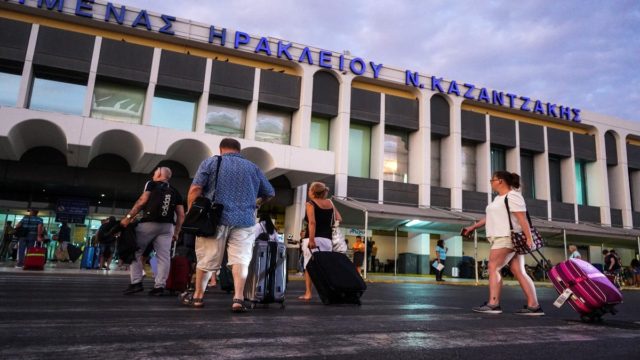 Σοκ στο Ηράκλειο: Φαντάρος έκρυβε γεμιστήρες στις αποσκευές του