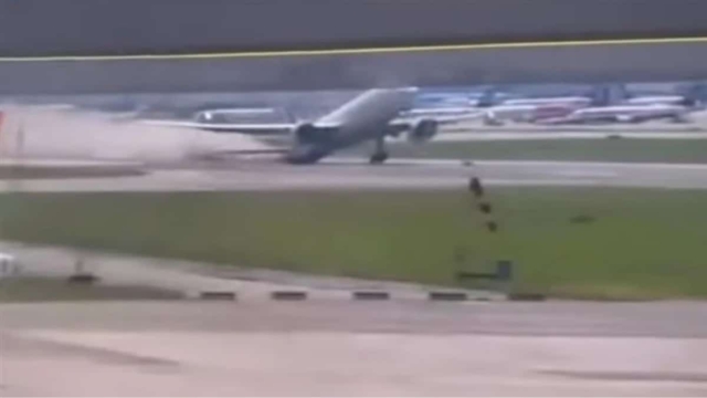 Στιγμές αγωνίας: Boeing 777 χτύπησε την ουρά του στο διάδρομο κατά την απογείωση – Τρομακτικό βίντεο