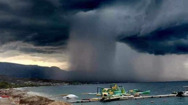 Κακοκαιρία: Σκηνικό από ταινία θρίλερ στους Αγίους Θεοδώρους με «καταρράκτη» νερού από τον ουρανό (photo)