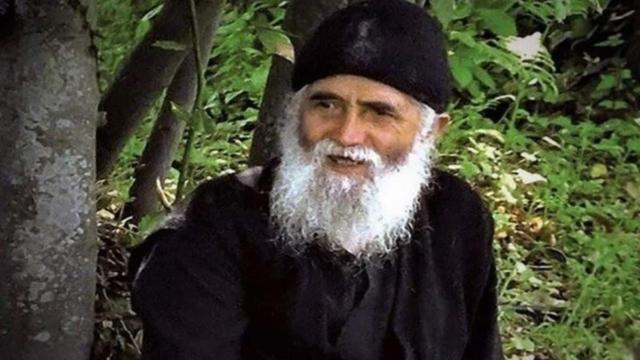 Σάλος! Τον Άγιο Παΐσιο ισχυρίζεται ότι φωτογράφισε μία TikToker (ΦΩΤΟ)