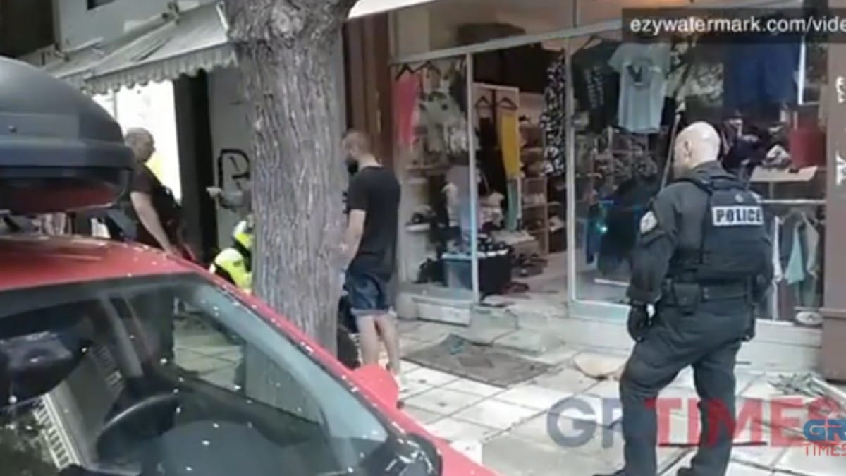 Θεσσαλονίκη: Άγρια επεισόδια στο κέντρο της πόλης με κοντάρια, ρόπαλα και καρέκλες – Στο νοσοκομείο μία γυναίκα (video)