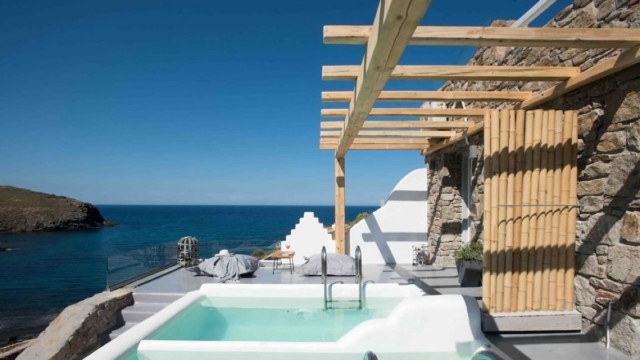 «Κόφτης» στον τουρισμό: Πλαφόν στα Airbnb βάζει το νέο χωροταξικό – Ασαφείς περιορισμοί για τις βραχυχρόνιες μισθώσεις