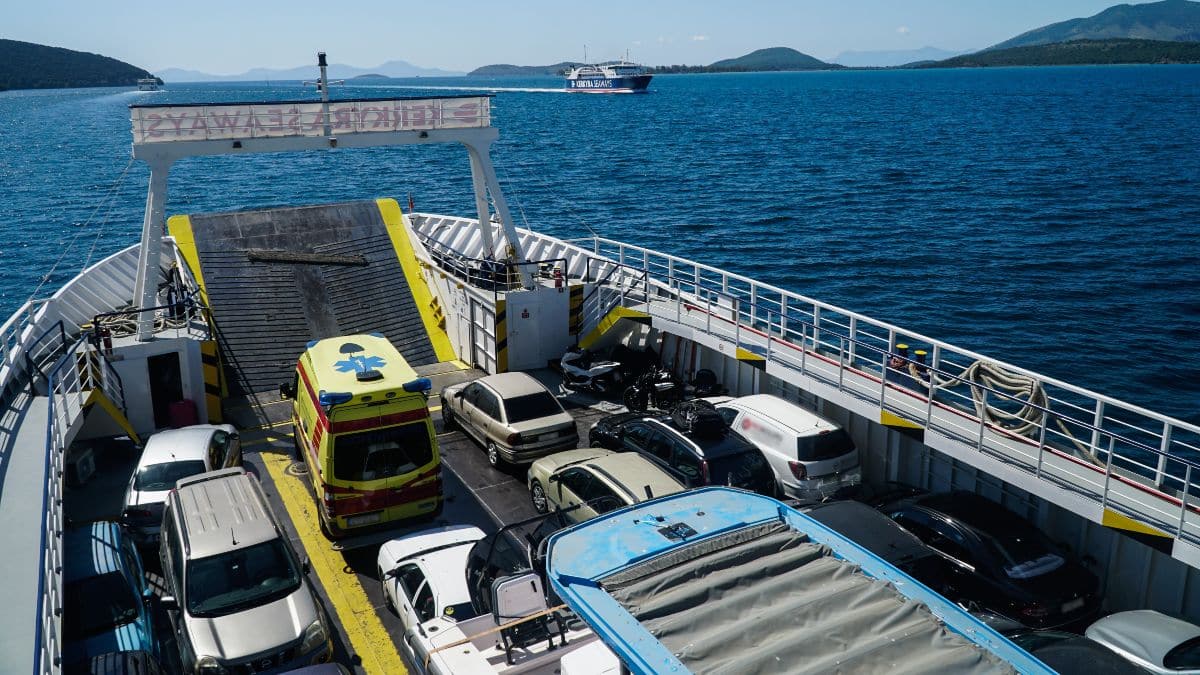 Μέτρα μετά την παράνοια των ακτοπλοϊκών: Σχεδιάζει μείωση του ΦΠΑ σε ΙΧ και μοτοσικλέτες η κυβέρνηση