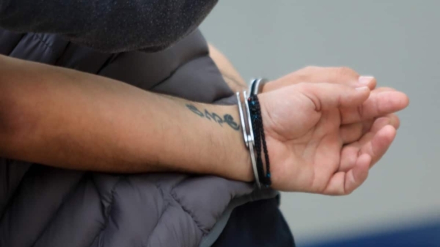 Συναγερμός στην Αντιτρομοκρατική: Συλλήψεις για εμπρησμούς σε συναγωγή, ξενοδοχείο και κατάστημα στην Αθήνα